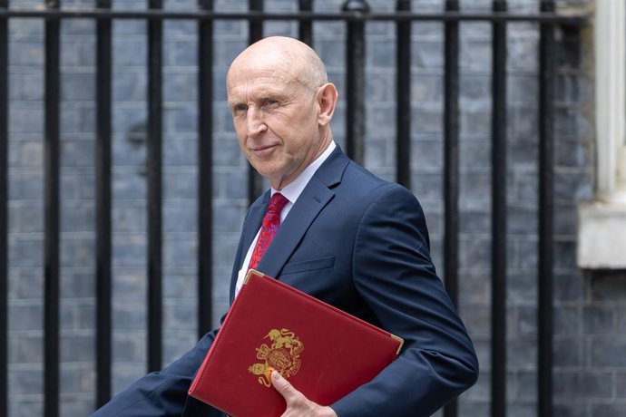 Archivo - July 21, 2026, London, United Kingdom: John Healey arrives for the first cabinet meeting in Downing Street, London.