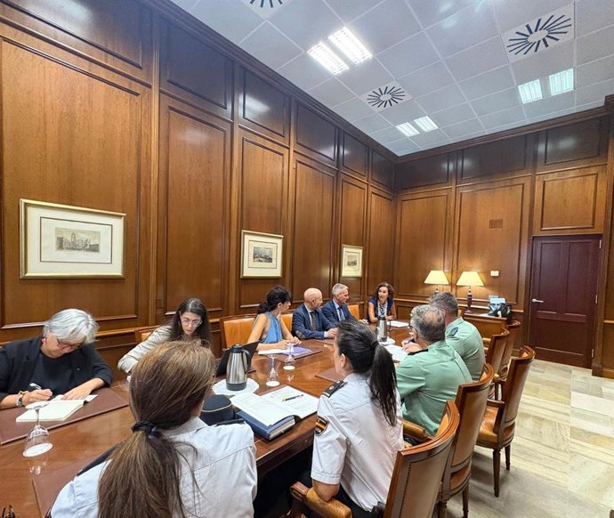 La ministra de Igualdad, Ana Redondo, en la reunión con el subdelegado del Gobierno en Málaga, Javier Salas y miembros de las FCSE para analizar los últimos casos de violencia de género.