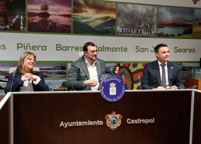 El presidente del Principado, Adrián Barbón, preside la reunión del Consejo de Gobierno en Castropol.