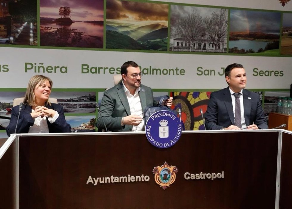 El presidente del Principado, Adrián Barbón, preside la reunión del Consejo de Gobierno en Castropol.