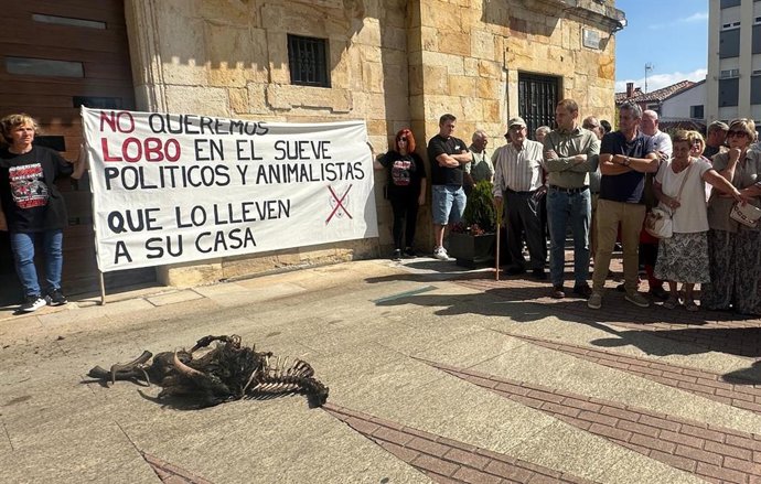 El secretario general y portavoz parlamentario de Foro Asturias, Adrián Pumares, en una concentración contra los ataques del lobo en el Sueve.