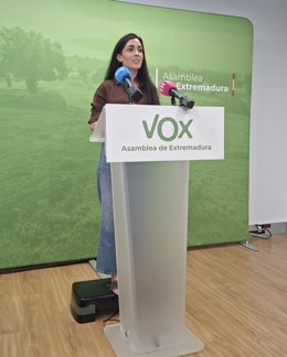 La portavoz del Grupo Parlamentario Vox en la Asamblea de Extremadura, Inés Checa, en rueda de prensa