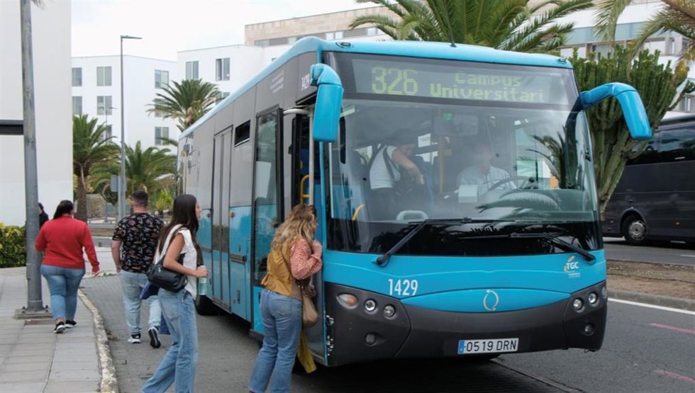 Guagua de Global con acceso al Campus Universitario de Las Palmas de Gran Canaria