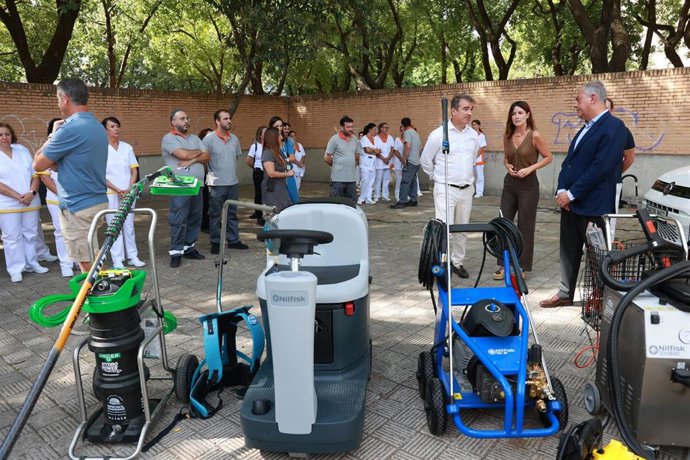 El alcalde de Sevilla, junto a la delegada municipal de Educación, presenta en el Mariana Pineda, maquinaria de última generación incorporada al 'Plan Colegios Limpios'