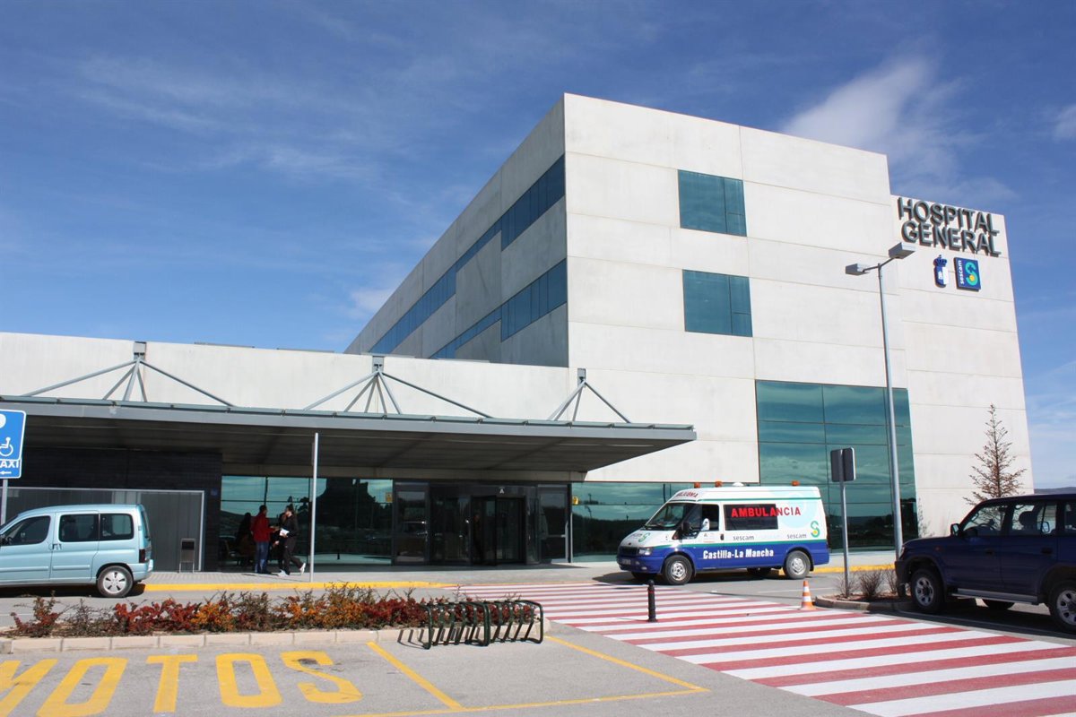 Heridos tres trabajadores tras precipitarse desde un tejado en Almansa