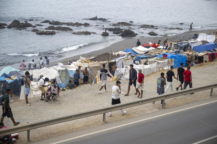 Centenas de migrantes acampam na praia do Trampolín, em 3 de setembro de 2026, em Ceuta (Espanha). A praia do Trampolín concentra um grande número de barracos improvisados, apesar da tentativa anterior de transferir os migrantes para outros locais habitáv