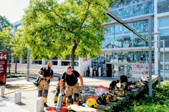 Els Bombers de la Generalitat davant la facultat de Química de la Universitat Rovira i Virgili (URV)
