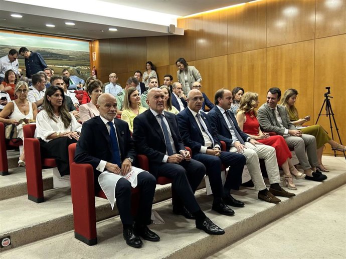 El presidente de la Cámara de Comercio e Industria de Valladolid, Víctor Caramanzana (izquierda), junto a las autoridades presentes en el acto institucional de apertura de su nuevo mandato.