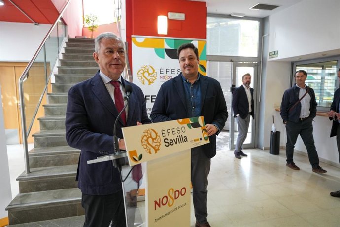 El aldalde de Sevilla, José Luis Sanz, y el delegado de empleo, José Luis García.