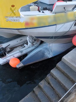 Reparación de un catamarán en Bueu.