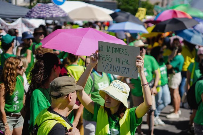 Archivo - Arxiu- Un grup de persones es concentra enfront de la Conselleria d'Educació, a 25 de maig del 2026, a València, Comunitat Valenciana (Espanya). 