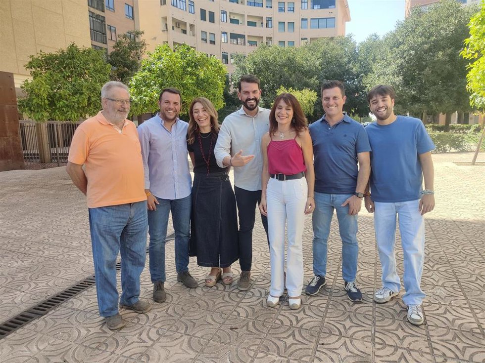 Belén Fernández presenta su candidatura a la Alcaldía de Cáceres junto al secretario regional del PSOE, Álvaro Sánchez Cotrina y otros miembros del PSOE
