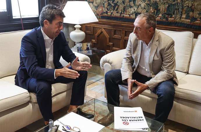 Archivo - Arxiu - El president de la Generalitat, Carlos Mazón (e), i el síndic de Compromís, Joan Baldoví (d), durant una reunió