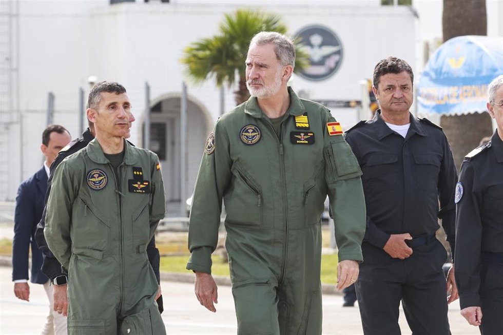 Archivo - El Rey Felipe VI durante a visita a la Flotilla de Aeronaves, el Centro de Supervivencia y el Centro de Adiestramiento de Seguridad Interior de la Armada en la base naval de Puerto El Salado. A 28 de abril de 2026 en Rota, Cádiz, ARCHIVO