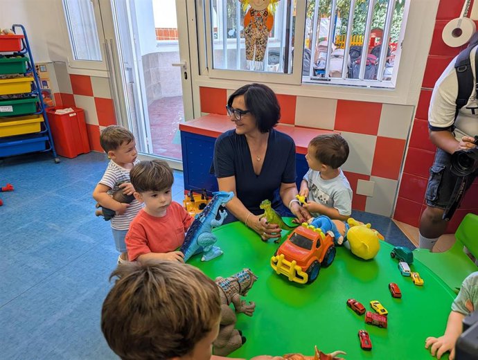 La delegada de Educación de la Junta en Granada, María José Martín Gómez, en la Escuela Infantil Virgen Inmaculada.