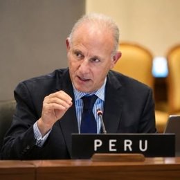 Javier González-Olaechea durante su etapa como canciller de Perú.