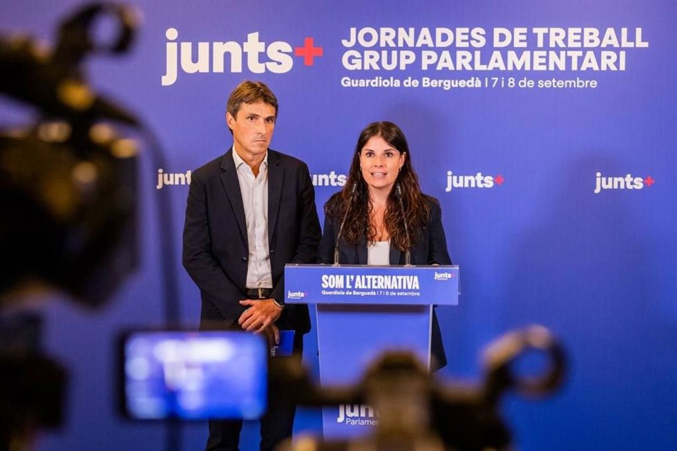 La presidenta de Junts en el Parlament, Mònica Sales, y el portavoz, Salvador Vergés, en una rueda de prensa en Guardiola de Berguedà (Barcelona)