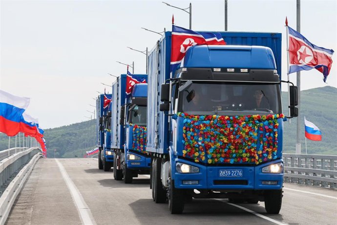 Camiones durante la inauguración del primer puente de carretera en la frontera entre Rusia y Corea del Norte