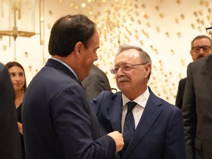Llorca saluda a Vivas en l'acte