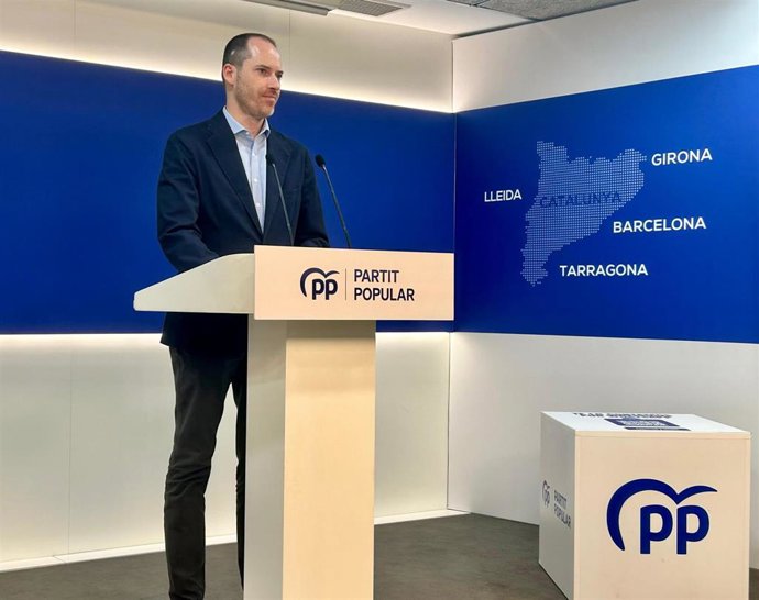 El secretario general del PP de Catalunya, Juan Fernández, en una rueda de prensa en la sede del partido