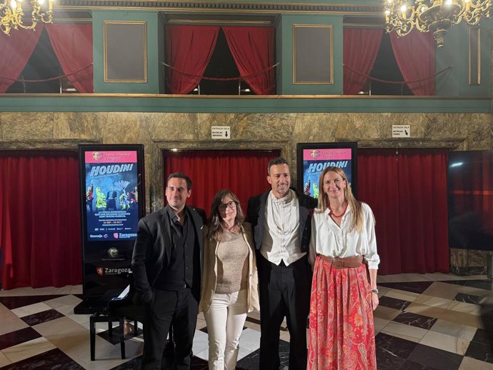 Eduardo Galo de Santos, Ángela Gudiño, Pablo Puyol y María Eugenia Domínguez en la presentación de 'Houdini, un musical mágico' en el Teatro Principal de Zaragoza.