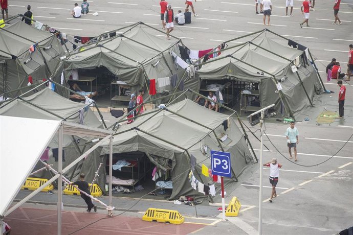 Varios inmigrantes acampados, a 5 de septiembre de 2026, en Ceuta (España).