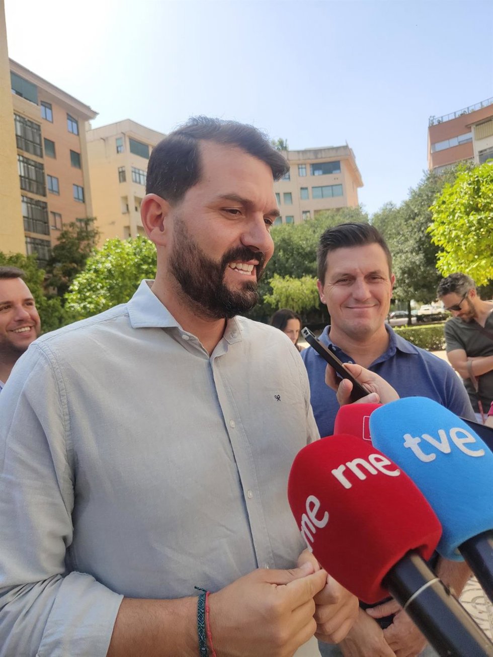 El secretario regional del PSOE, Álvaro Sánchez Cotrina, atiende a los medios en Cáceres