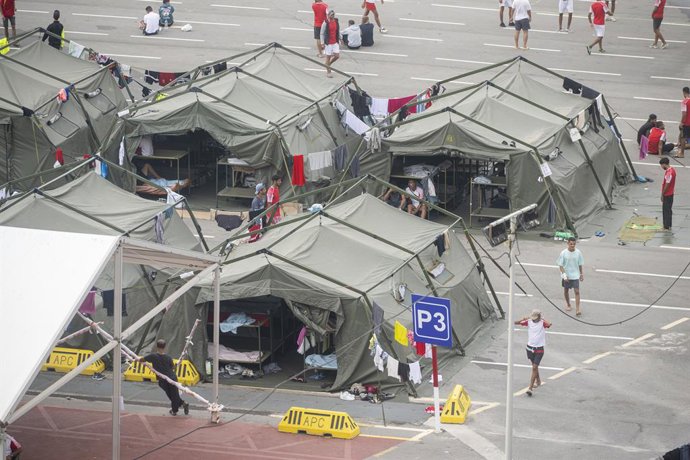 Diversos immigrants acampats, a 5 de setembre del 2026, a Ceuta (Espanya).