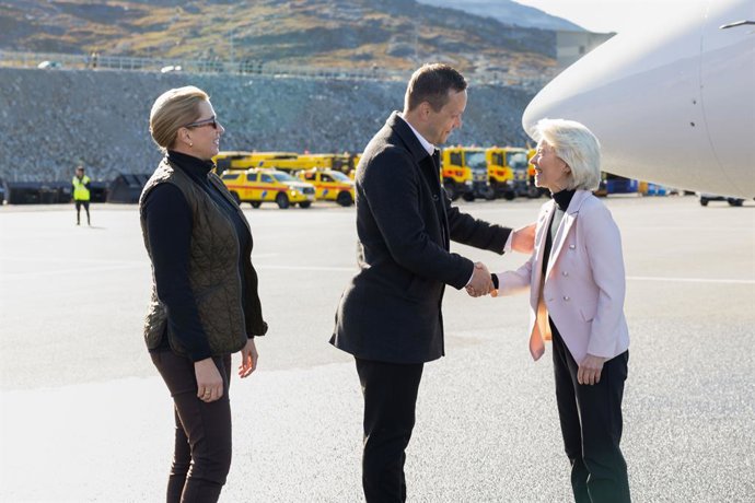 HANDOUT - 06 September 2026, Greenland, Nuuk: European Commission President Ursula von der Leyen (R) is welcomed by Denmark's Prime Minister Mette Frederiksen (L) and Greenland's government leader Jens-Frederik Nielsen (C) upon arrival in Nuuk. Photo: Jul
