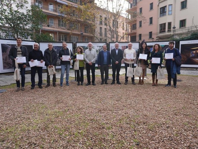El conseller de Presidencia, Toni Fuster, con los ganadores del VII Certamen de Fotografía.