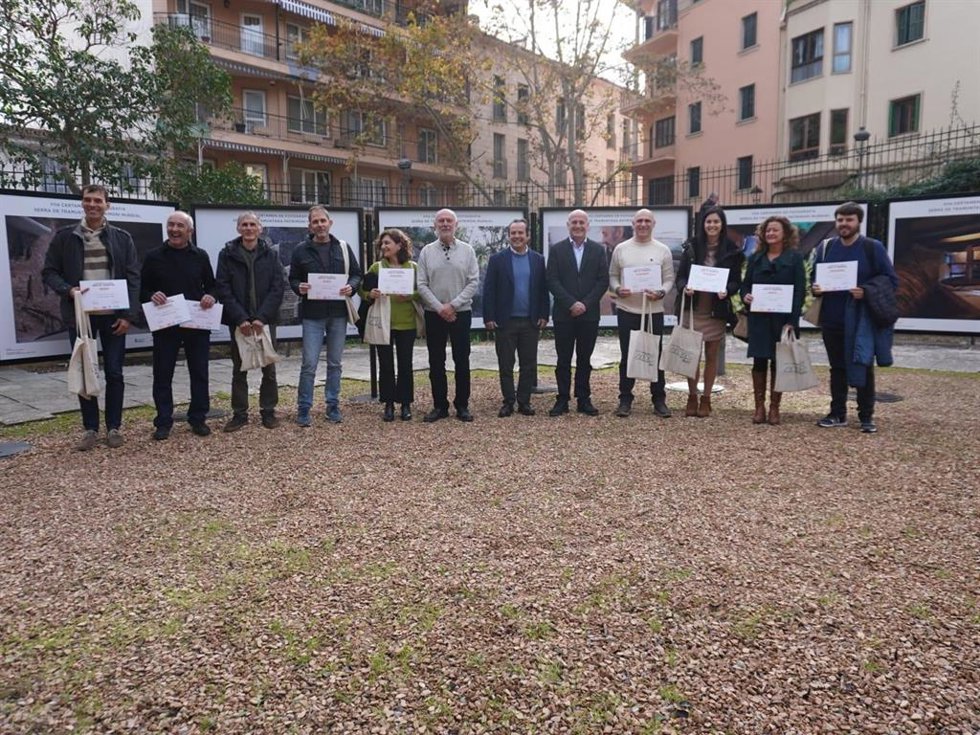 El conseller de Presidencia, Toni Fuster, con los ganadores del VII Certamen de Fotografía.