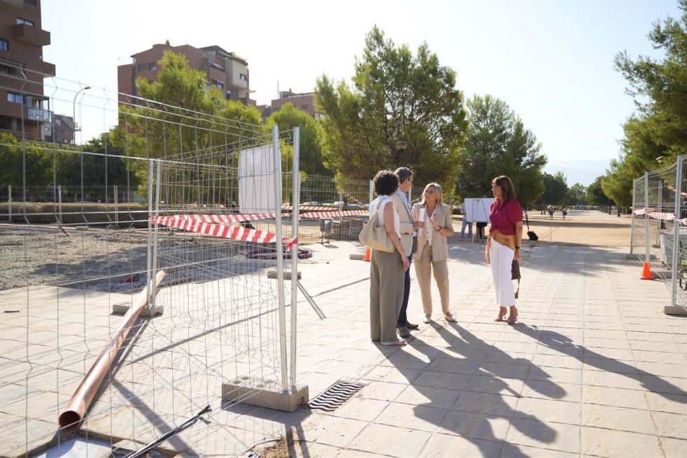 El Ayuntamiento de Granada ha iniciado las obras para la construcción del nuevo gran parque infantil inclusivo de la Avenida Federico García Lorca, en el Distrito Beiro, una actuación incluida con una inversión de 422.212 euros.