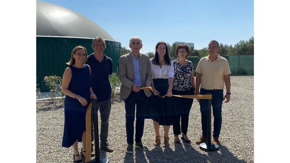 Imagen de la presentación de la nueva planta de biogás del IRTA, con la presencia de la directora general de Agricultura y Ramadería, Rosa Altisent, y el director general del IRTA, Josep Usall
