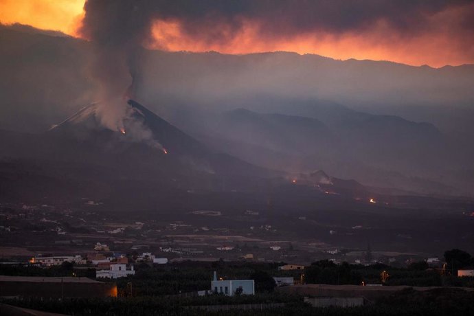 Archivo - Nube de ceniza y lava del volcán de Cumbre Vieja desde la montaña de Triana, a 16 de noviembre de 2021, en Los Llanos de Aridane, La Palma, Santa Cruz de Tenerife, Canarias, (España). Según los últimos datos proporcionados por el satélite Copern