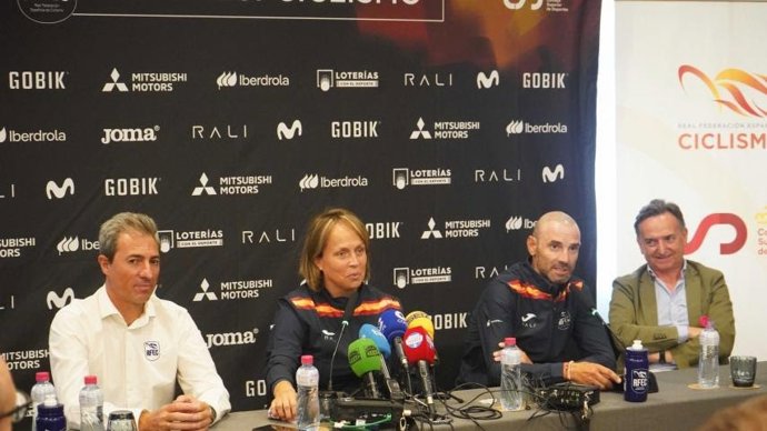 Los seleccionadores españoles, Alejandro Valverde y Gema Pascual, durante la rueda de prensa.