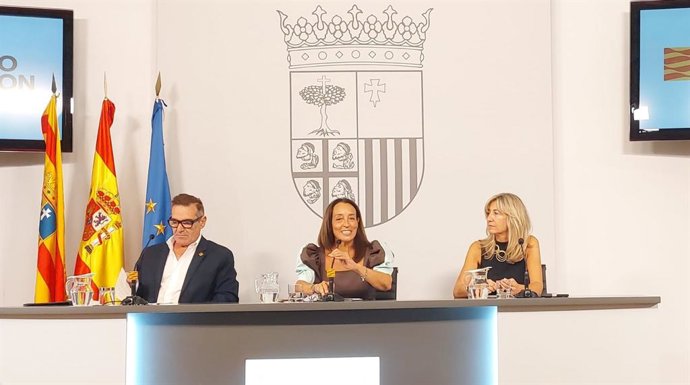 La consejera de Educación, Ciencia y Universidades del Gobierno de Aragón, Carmen Susín,  junto a los directores generales de Planificación, Centros y Formación Profesional, Luis Mallada, y de Persona, Ana Eva Tejedor.