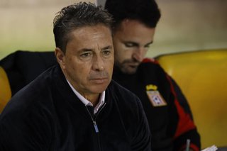 Futbol, Santiago Wanderers vs Curico Unido. Fecha 13, campeonato ascenso 2025. El entrenador de Curico Unido, Hector Almandoz, durante el partido de primera division B contra Santiago Wanderers realizado en el estadio Lucio Farina de Quillota,