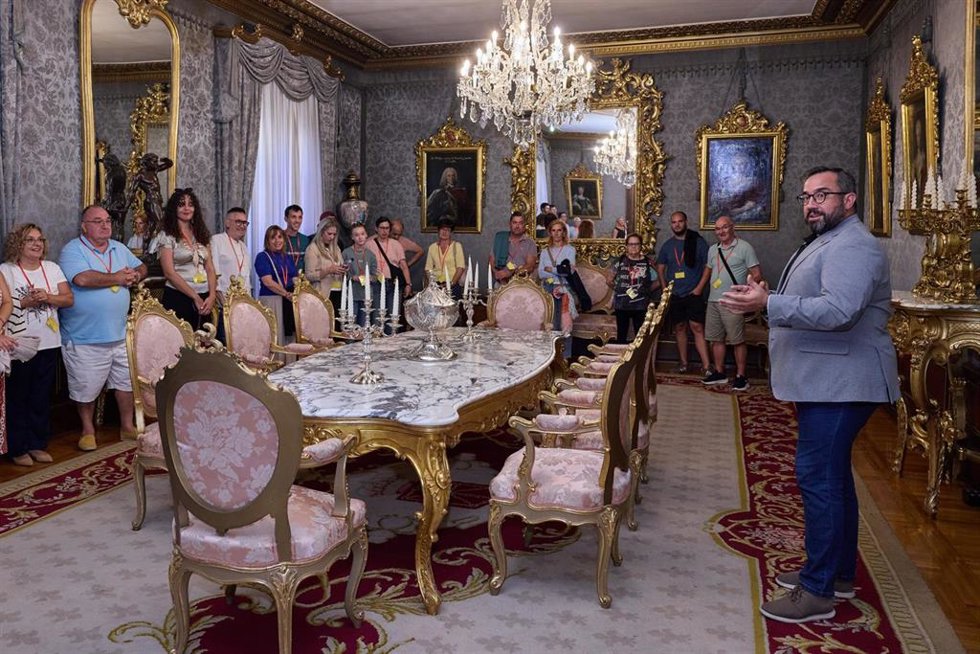 Javier Remírez recibe a los ciudadanos de una de las visitas guiadas al Palacio.