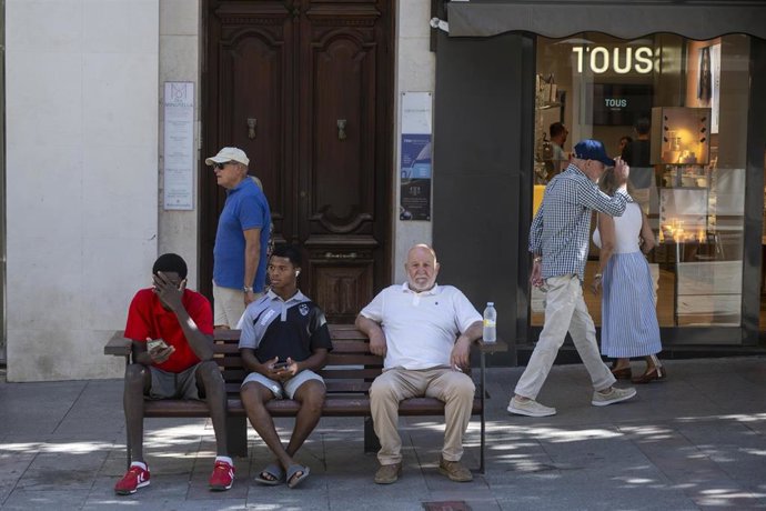 Varios migrantes, a 22 de agosto de 2026, en Ceuta (España). Sanidad convoca a las comunidades autónomas el lunes 24 de agosto para activar el mecanismo de solidaridad y enviar vacunas a Ceuta. Una delegación del Ministerio de Sanidad, encabezada por el s