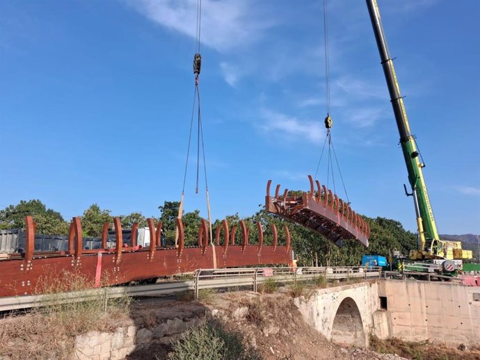 Maquinaria instalando la nueva pasarela entre Sa Pobla y Crestatx.