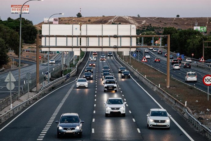 Vehículos circulan por la carretera A3 a la altura del km 6 durante la operación retorno del verano, a 30 de agosto de 2026, en Pinto, Madrid (España).