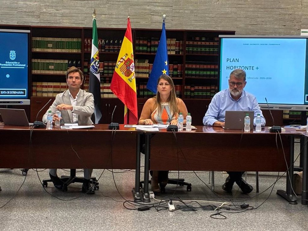 La consejera de Educación, Sandra Valencia, en la reunión con sindicatos para abordar mejoras retributivas y no retributivas a los docentes extremeños
