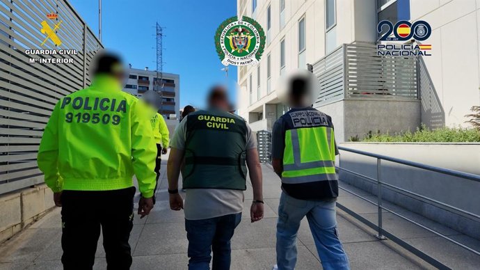Miembros de la Policía Nacional, Guardia Civil y Policía Nacional de Colombia en actuación conjunta en la operación Aguazul-Napoleón, que ha desarticulado una red dedicada a la trata que captaba a trabajadores en Colombia para explotarlas en España.