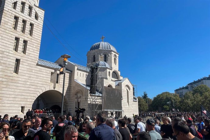 Personas se reúnen para asistir al funeral del general Ratko Mladic, comandante del Ejército de la República Srpska, condenado por crímenes de guerra.