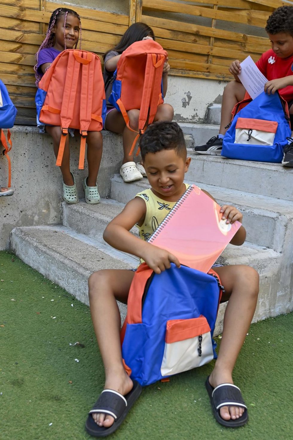 Un niño usuario del programa CaixaProinfancia con material escolar nuevo