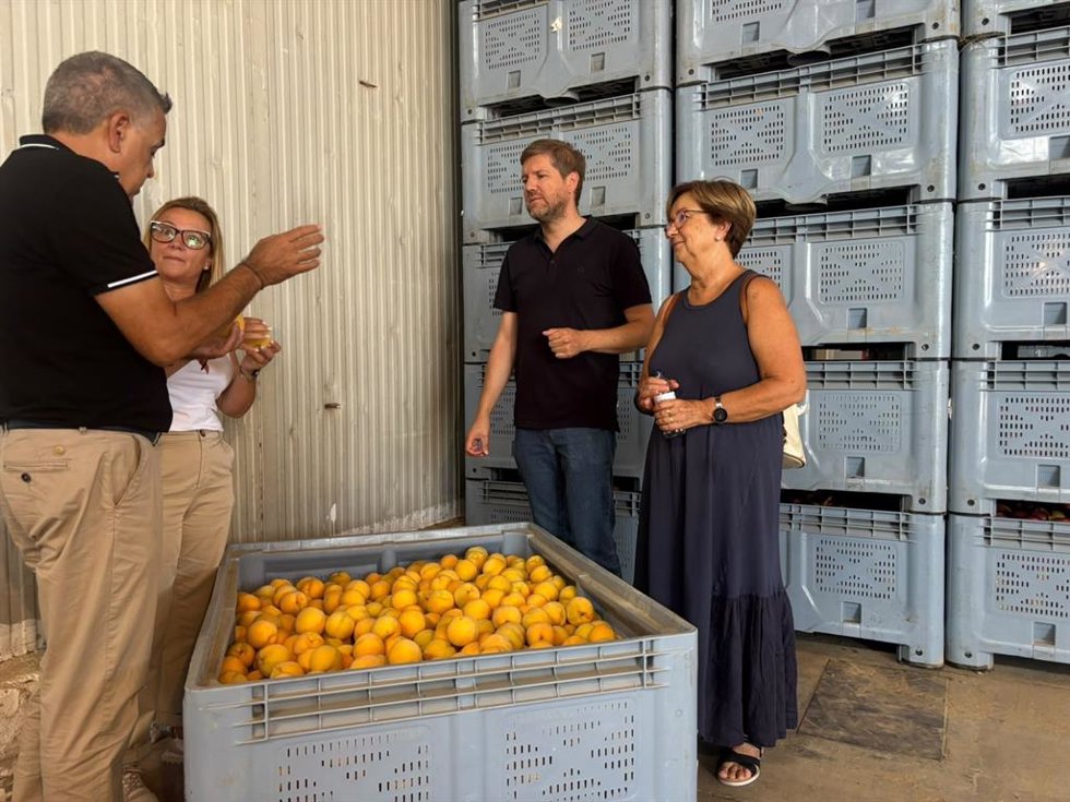 El diputado autonómico del PSOE Marcel Iglesias visita una cooperativa agroalimentaria en Binaced.