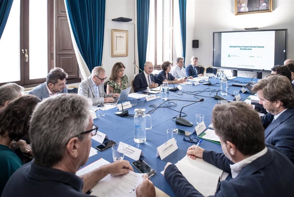 El alcalde de Málaga, Francisco de la Torre, y el el consejero de Fomento y Movilidad, Mario Muñoz-Atanet, en un encuentro.