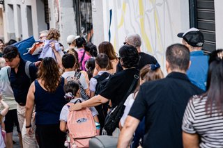 Varios niños de camino a la escuela en la entrada del colegio, a 7 de septiembre de 2026, en Madrid (España). La vuelta a las aulas se produce con altas temperaturas en amplias zonas del país, de acuerdo con la Agencia Estatal de Meteorología (AEMET).
