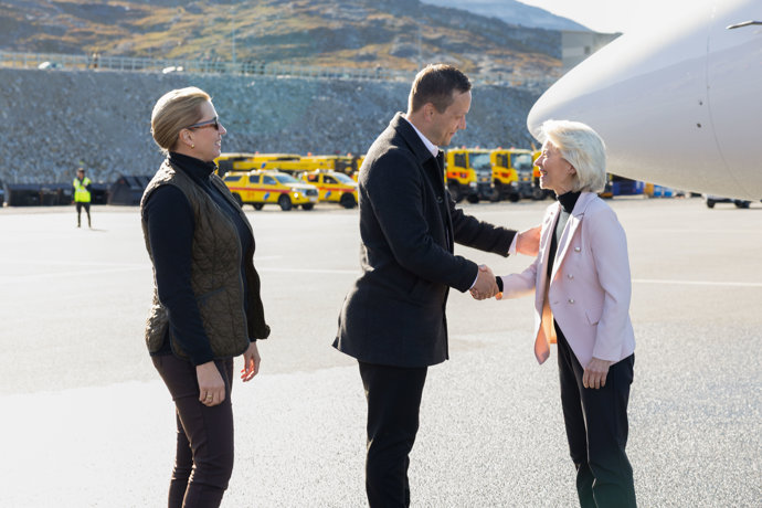 D'esquerra a dreta, la primera ministra de Dinamarca, Mette Frederiksen; , el primer ministre de Groenlàndia, Jens-Frederik Nielsen; i la presidenta de la Comissió Europea, Ursula von der Leyen.