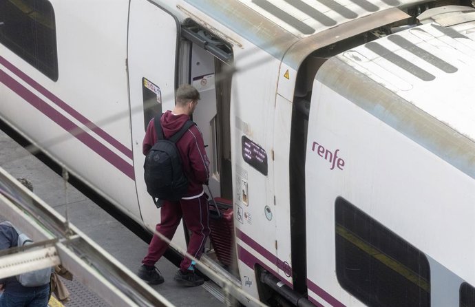 Archivo - Arxiu - Un viatger agafa un tren en l'Estació Porta d'Atocha-Almudena Grandes, a 5 de desembre del 2024, a Madrid